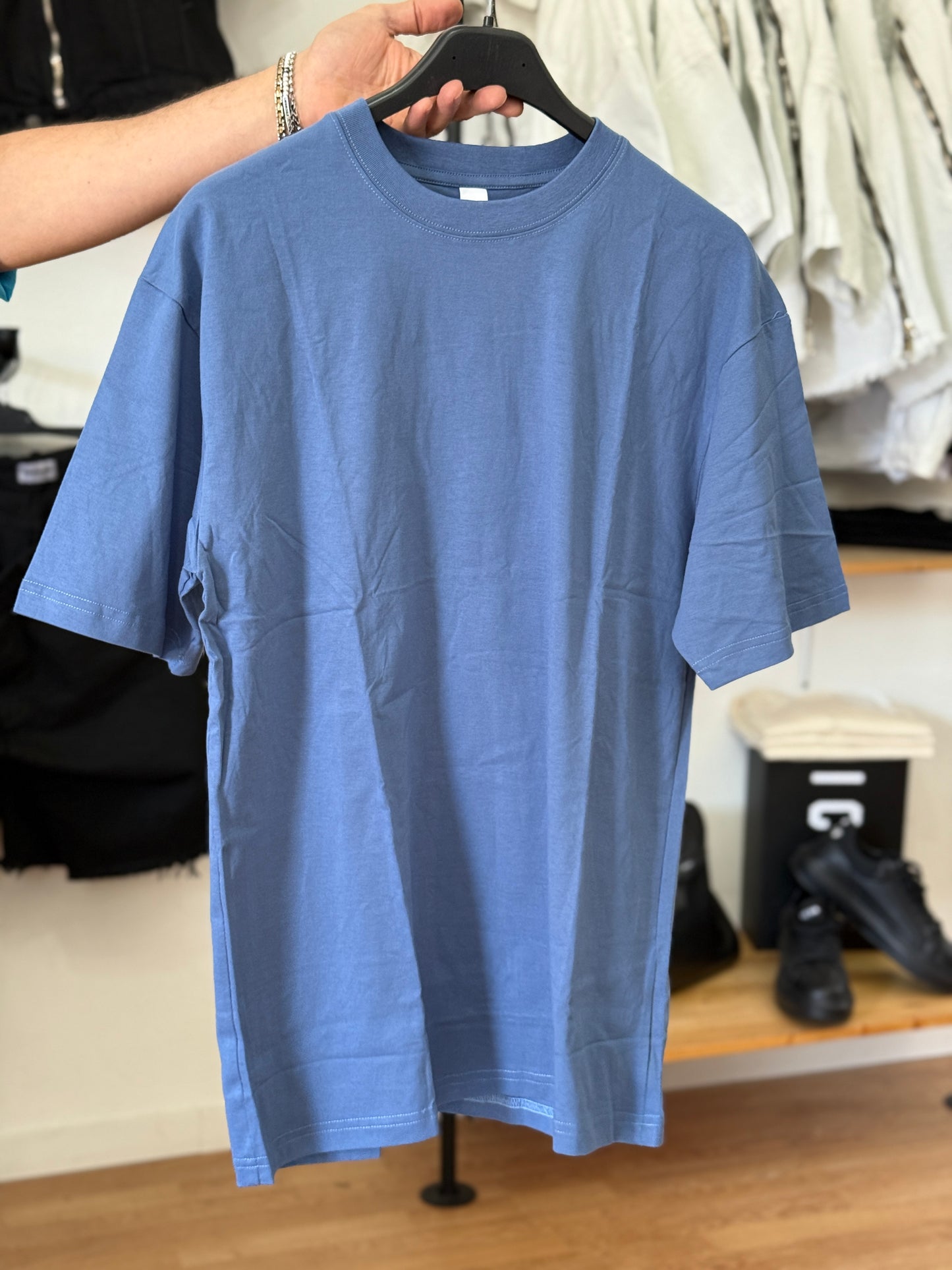 T shirt basic over blu jeans