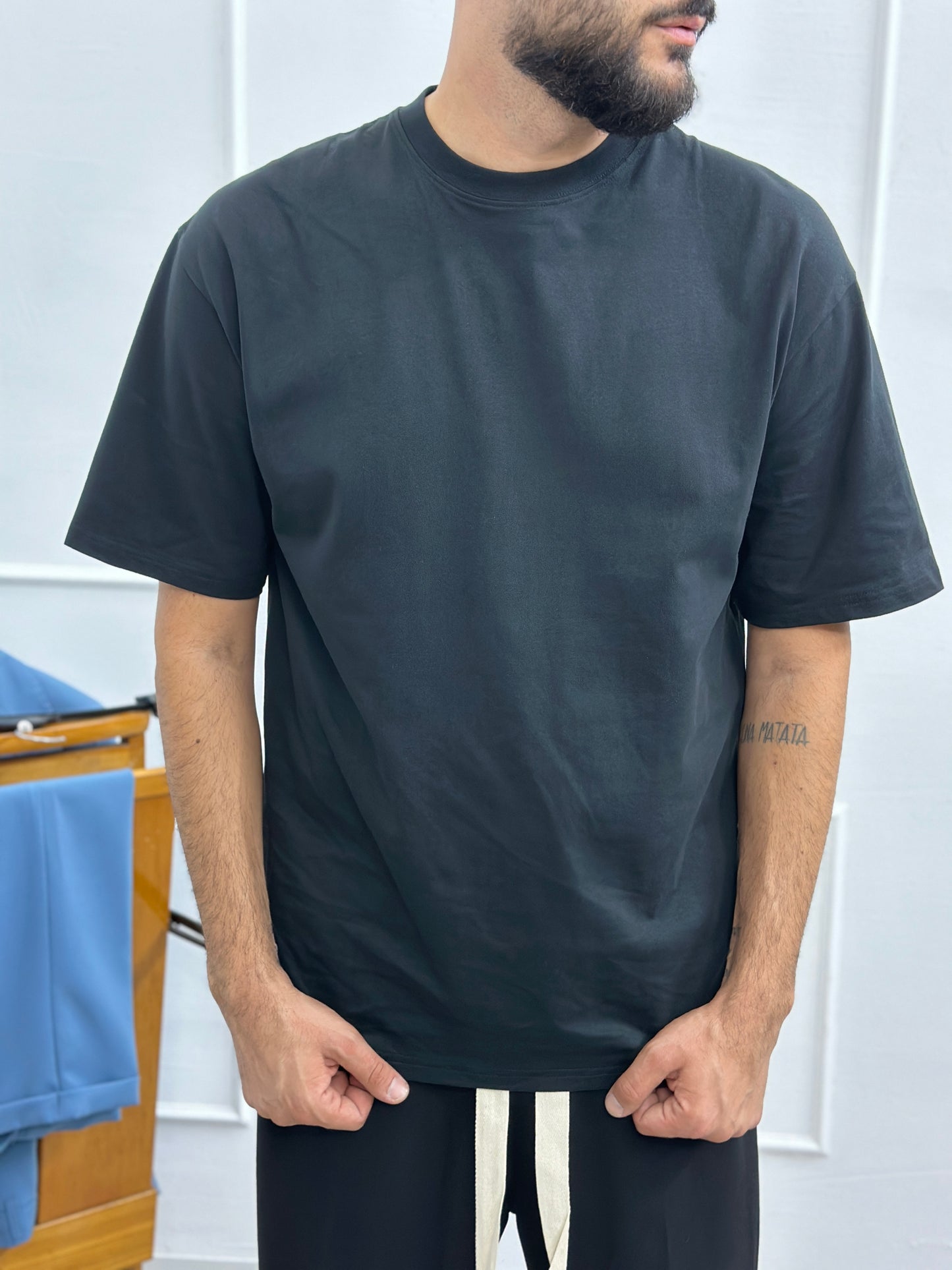 T shirt basic over black