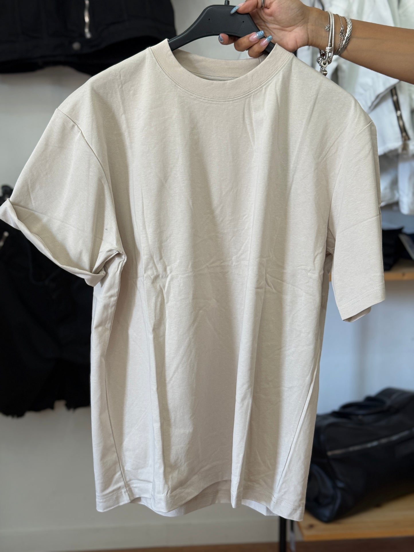 T shirt basic over sabbia
