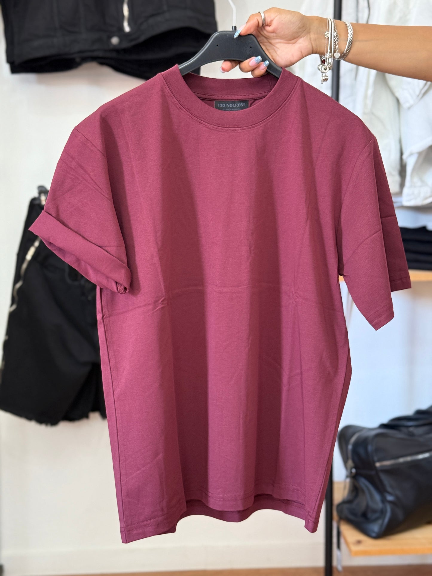 T shirt basic over bordeaux